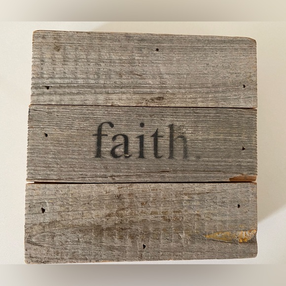 Altar’s state faith decor. - Picture 3 of 6